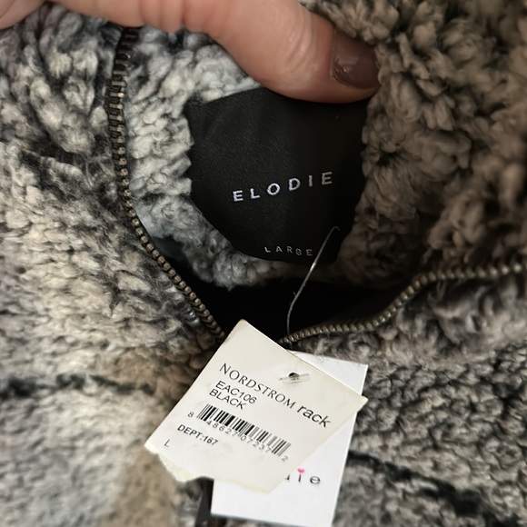 Comfy NWT Sherpa half zip!🖤 - Picture 6 of 8